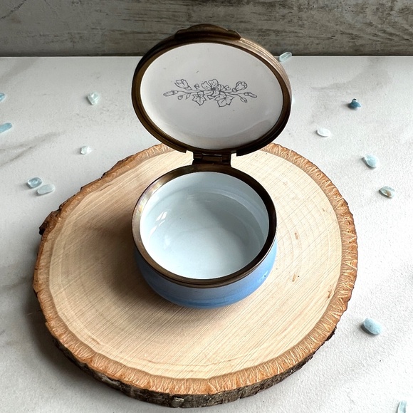 Butterfly Vintage Trinket Box. Nature Halcyon Days Enamel box with hand painting - Picture 7 of 7